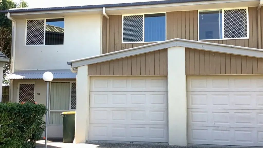 SPACIOUS MODERN TOWNHOUSE WITH EVERYTHING AT YOUR FINGERTIPS