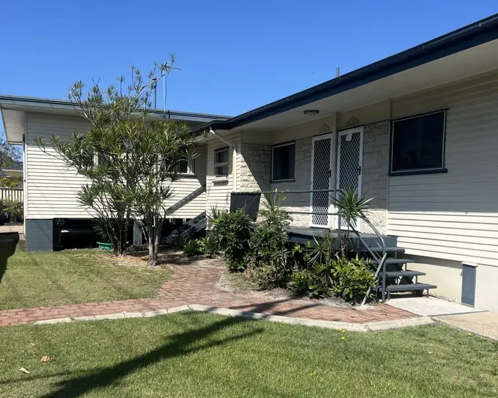 One bedroom unit in a quiet block of four, short walk to Broadwater