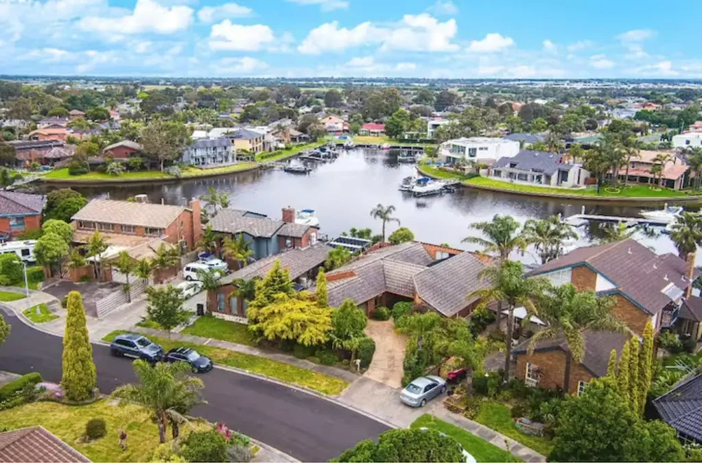 Rear found waterfront Home -Fully furnished