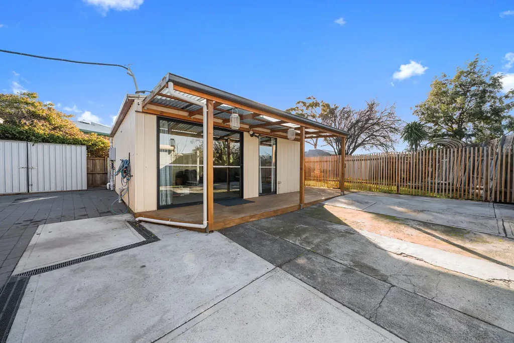 Well-Presented 1-Bedroom Studio with Private Garden & Off-Street Parking
