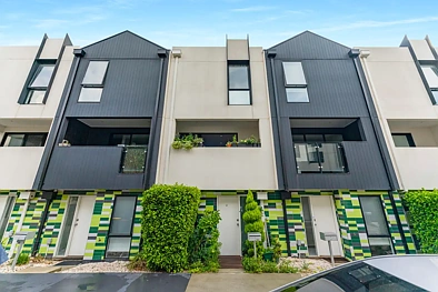 Clayton 3 Bedroom Contemporary Townhouse Living in a Prime Clayton Location