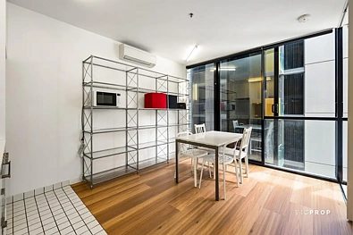 Melbourne 2房 CBD核心位置 石制厨房Fisher and Paykel 洗碗机 燃气灶 城市天际线景观 步行生活圈 顶尖学区 CBD Sensation with Convenience on Your Doorstep