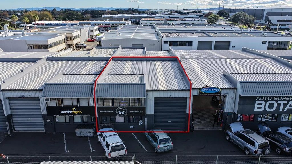 East Tamaki Efficient industrial with roller door access