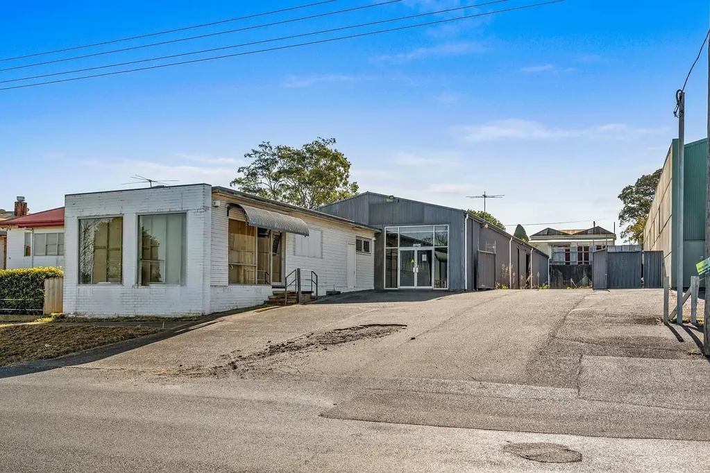 Maitland 1房  Rare Commercial warehouse with Resi Upshot - You Decide!