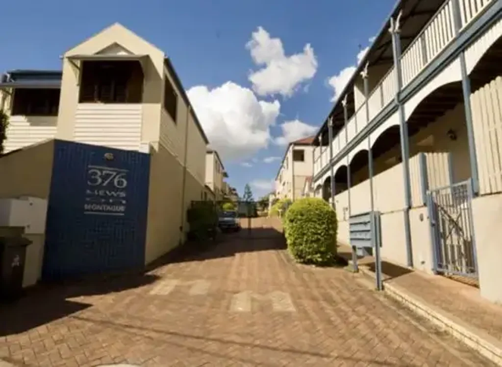 Modern 3-Bed + Guest Room Townhouse in West End - With Great School Catchment