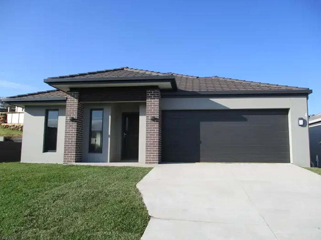 Modern 4 bedroom home in Cumbalum
