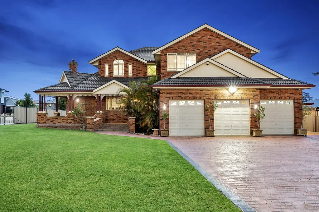 Commanding Residence