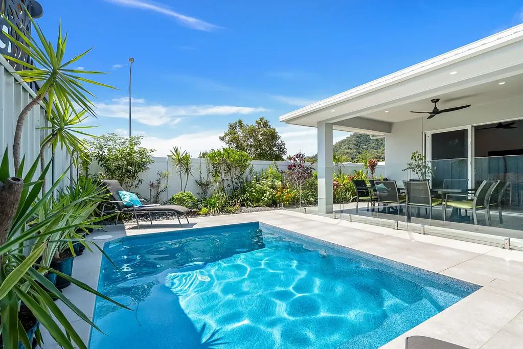 Trinity Beach 4Moenga Modern Coastal Living – Contemporary 4-Bedroom Home with Pool & Solar in Trinity Beach