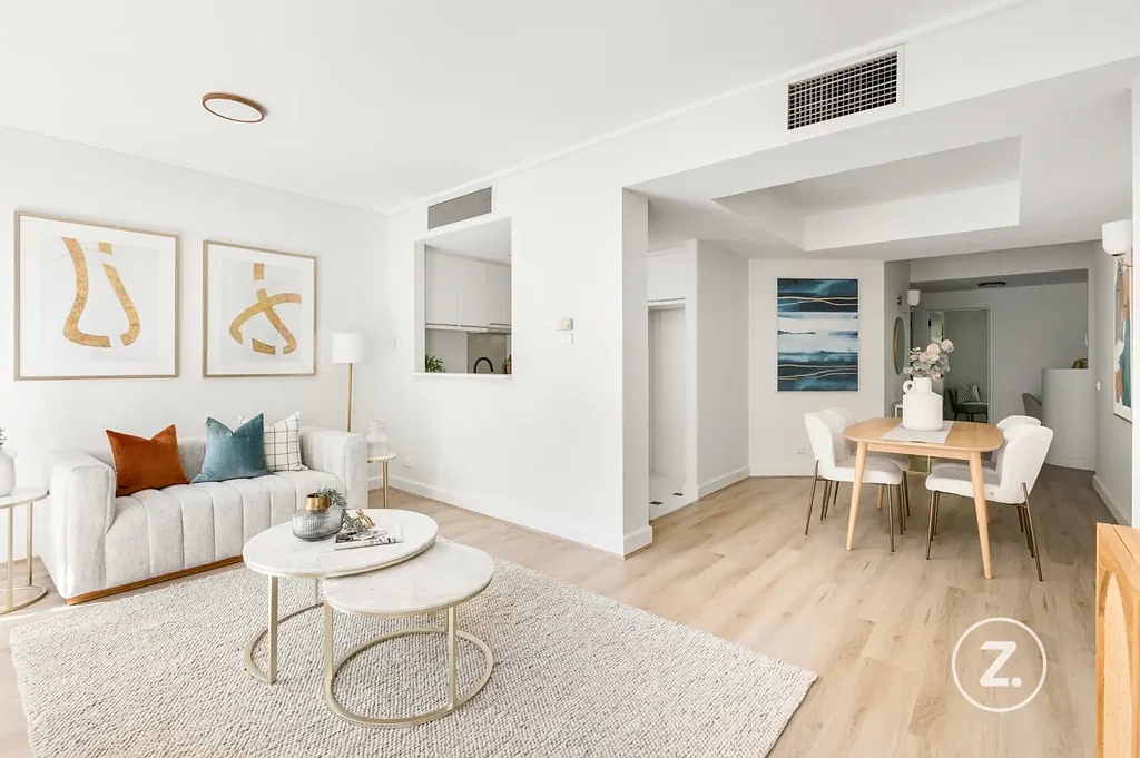 East Melbourne 2房 Wellington Gardens精英社区 北向采光充沛 优质木地板 主卧套间 地下停车场 精心维护场地 游泳池健身房 Quiet Garden Residence in Acclaimed Building