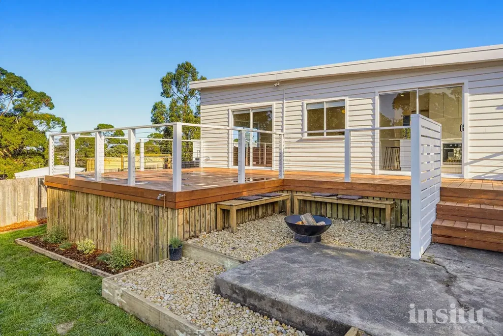 Dodges Ferry 3房  Meticulously Renovated and Seconds from the Surf.