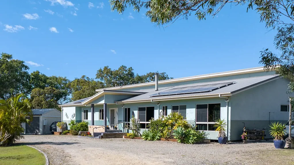 Agnes Water  Spacious Family Home on 4 Acres with Separate 3-Bedroom Weekender - The Cove Estate