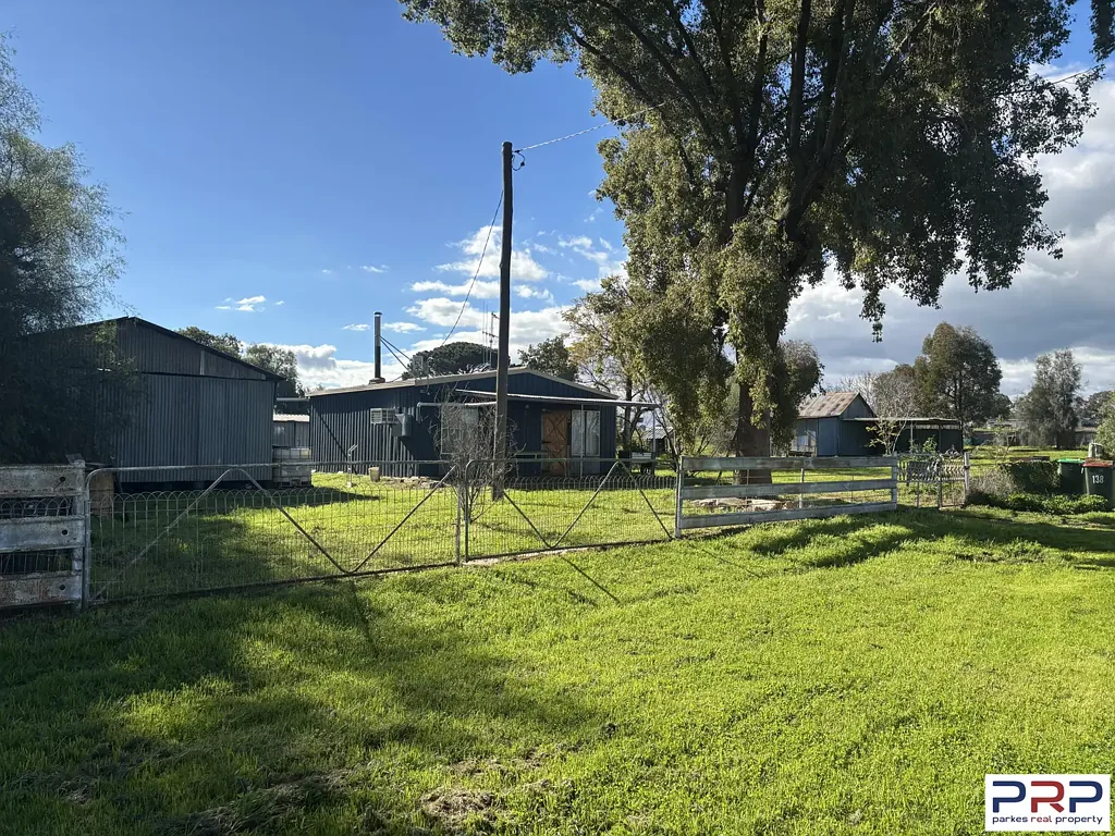Parkes Large Lot & Minutes to Town