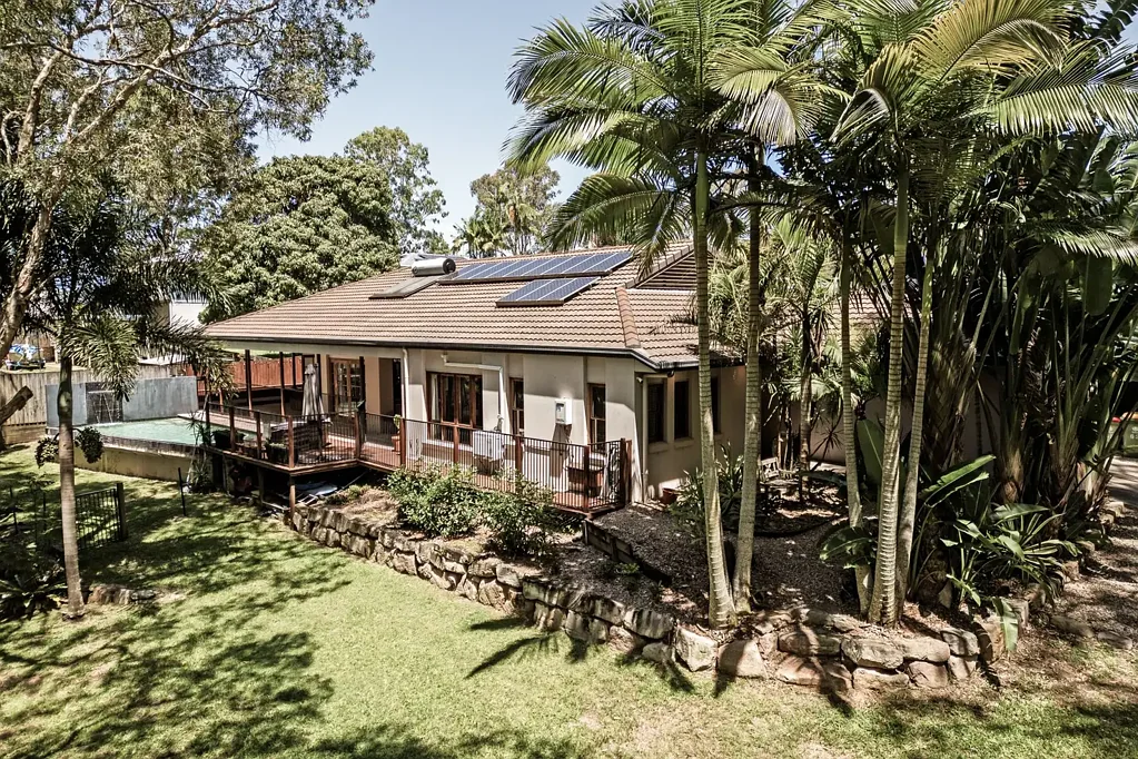 Redland Bay 4房 自然保护区旁 私人绿洲 开放式生活区 宽敞厨房 环绕式户外娱乐 室内泳池 喷泉 便捷生活配套 Your Own Private Oasis Beside a Tranquil Nature Reserve