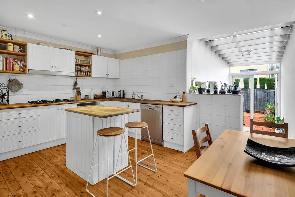 Redfern 4房  Wide tri-level terrace brimming with opportunity