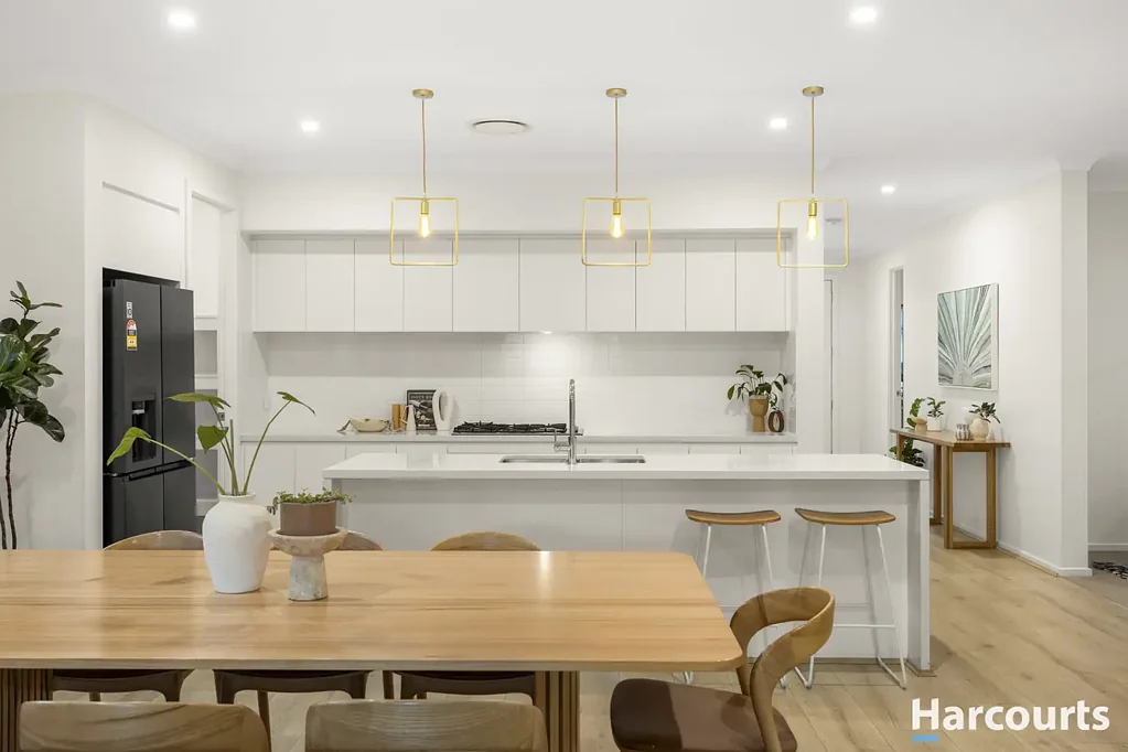 Fern Bay 4ห้องนอน Coastal style, family space & a resort backyard made for entertaining