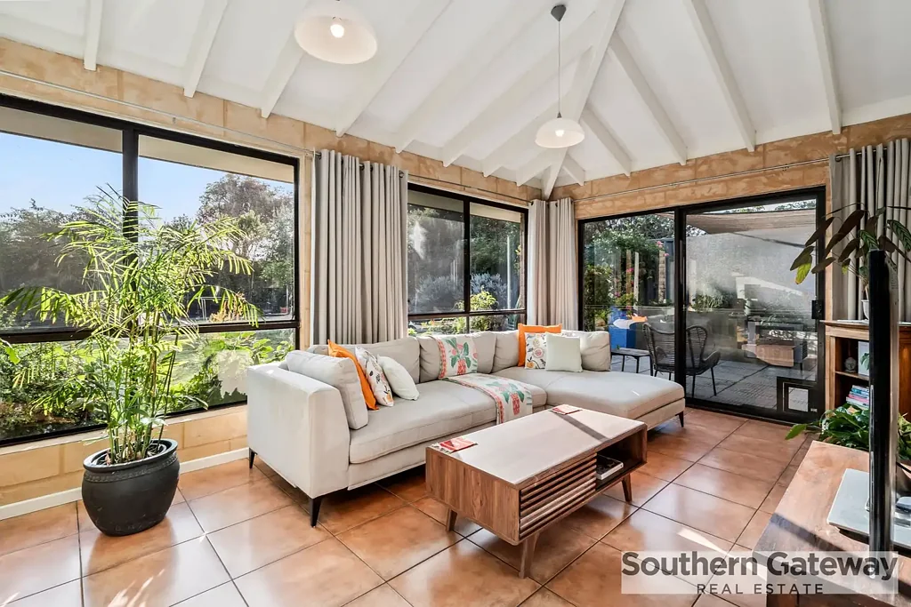 Parmelia 4 Bedroom SPACIOUS FAMILY LIVING IN PEACEFUL CUL-DE-SAC SETTING