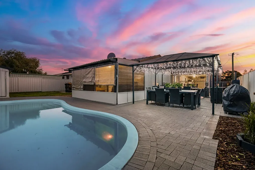 Rockingham 4ਬੈੱਡਰੂਮ Renovated family home with pool, workshop & prime coastal location.