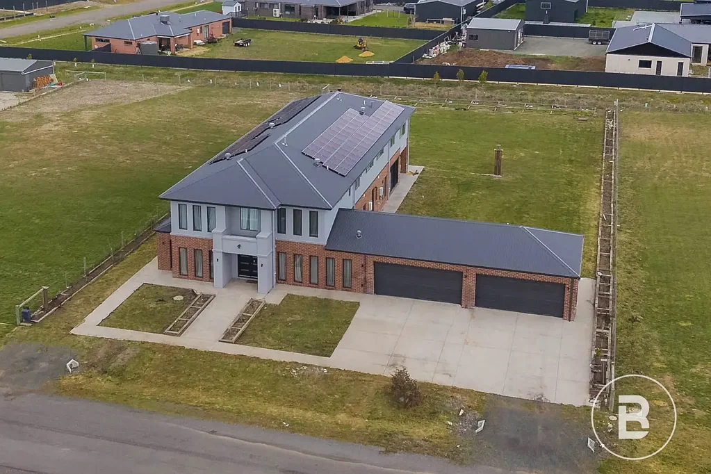 Cardigan 12chambre GRAND 12 BEDROOM, 13 BATHROOM OPPORTUNITY IN SOUGHT AFTER CARDIGAN.