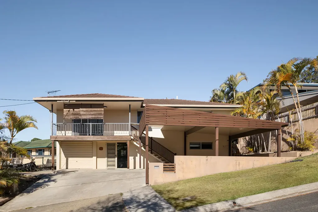 Bracken Ridge 3房 居高临下的家庭生活，灵活双层布局，宽敞娱乐空间 Elevated Family Living with Versatile Dual-Level Layout and Expansive Entertaining