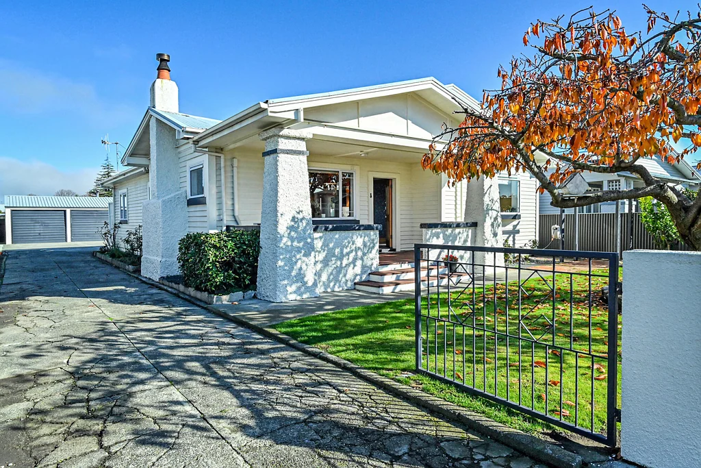 Saint Leonards 3 Bedroom Bungalow beauty with great garaging