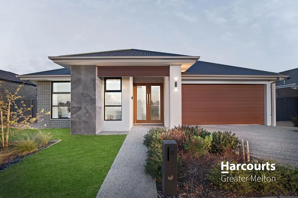 Weir Views 5कमरा Contemporary Luxury Living with Multiple Living Zones and side access