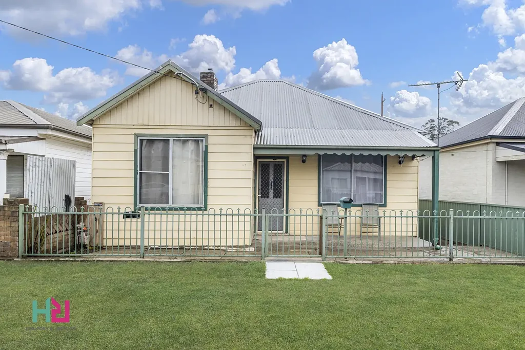 Lithgow 3 Slaapkamer Charming Cottage with Rear Lane Access & Huge Garaging