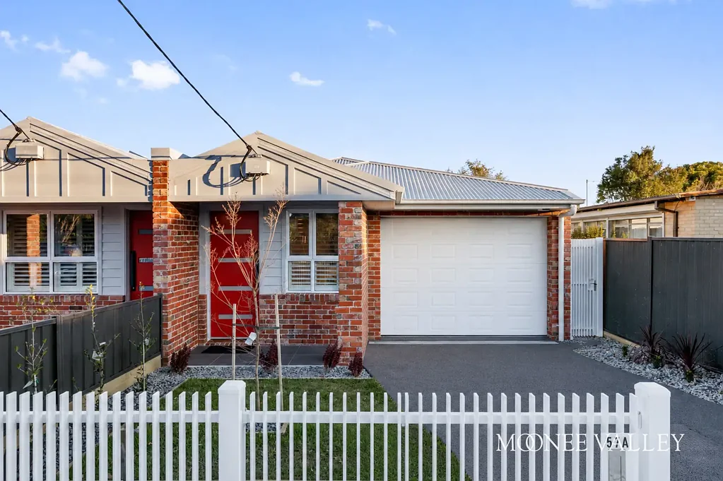Avondale Heights 4房 建筑奢华，家庭式宽敞空间 Architectural Luxury with Family-Sized Dimensions