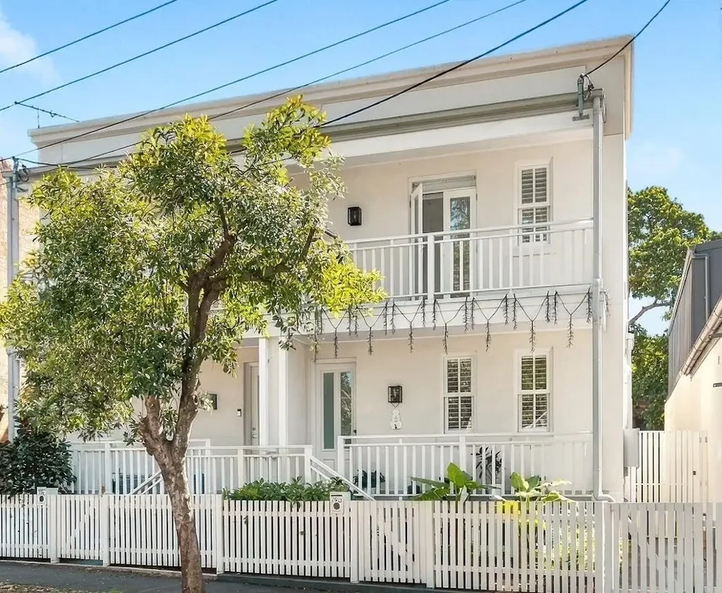 A luxurious designer family home - An entertainers delight with pool