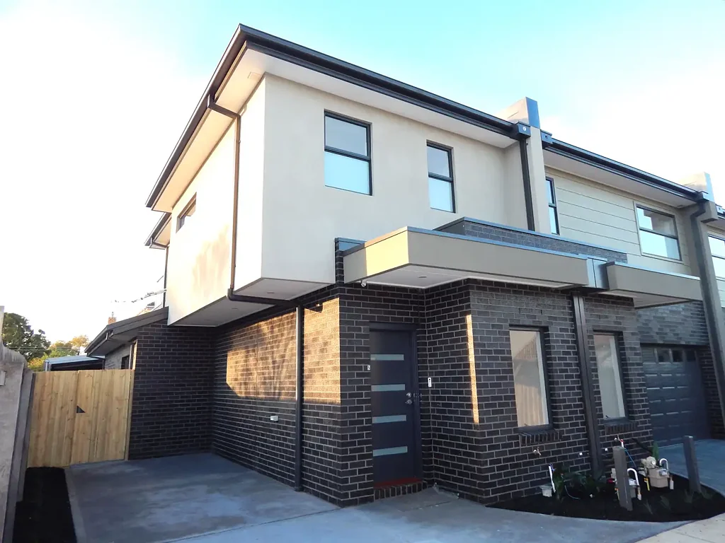 High Quality Townhouse in Ideal Location!