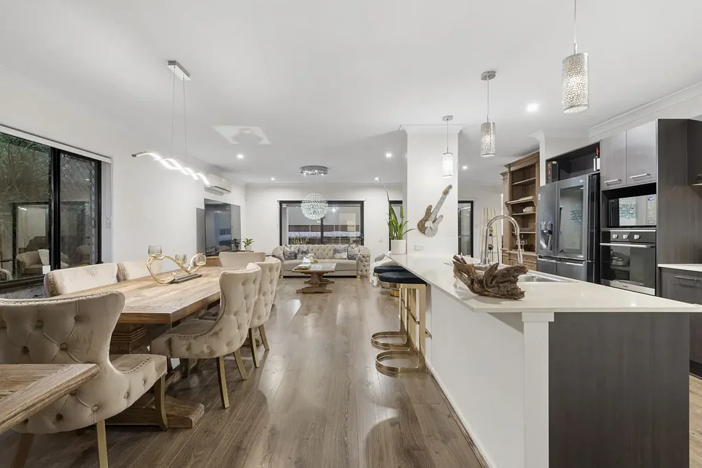 Eight Mile Plains 4房 优越位置 455m²地块 四卧三卫 双层车库 现代厨房 岛台办公空间 户外娱乐区 家人友好布局 Spacious Family Living in a Prime Eight Mile Plains Location