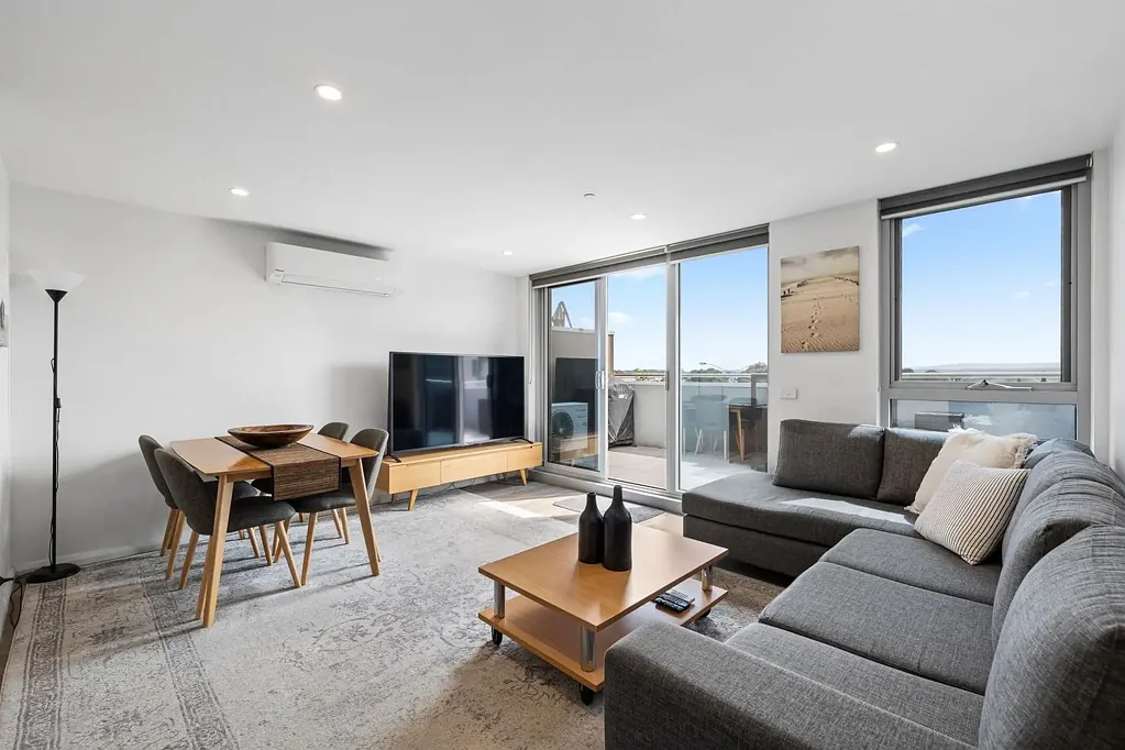 Bulleen 2房 顶楼北向视野  两卧两浴套房  双安全车位  Smeg电器  Caesarstone台面  硬木地板  实心砖隔音  步行公交  近购物中心  学区房  低维护生活 TOP-FLOOR LIFESTYLE WITH NORTHERLY VIEWS & DOUBLE CAR SPACES