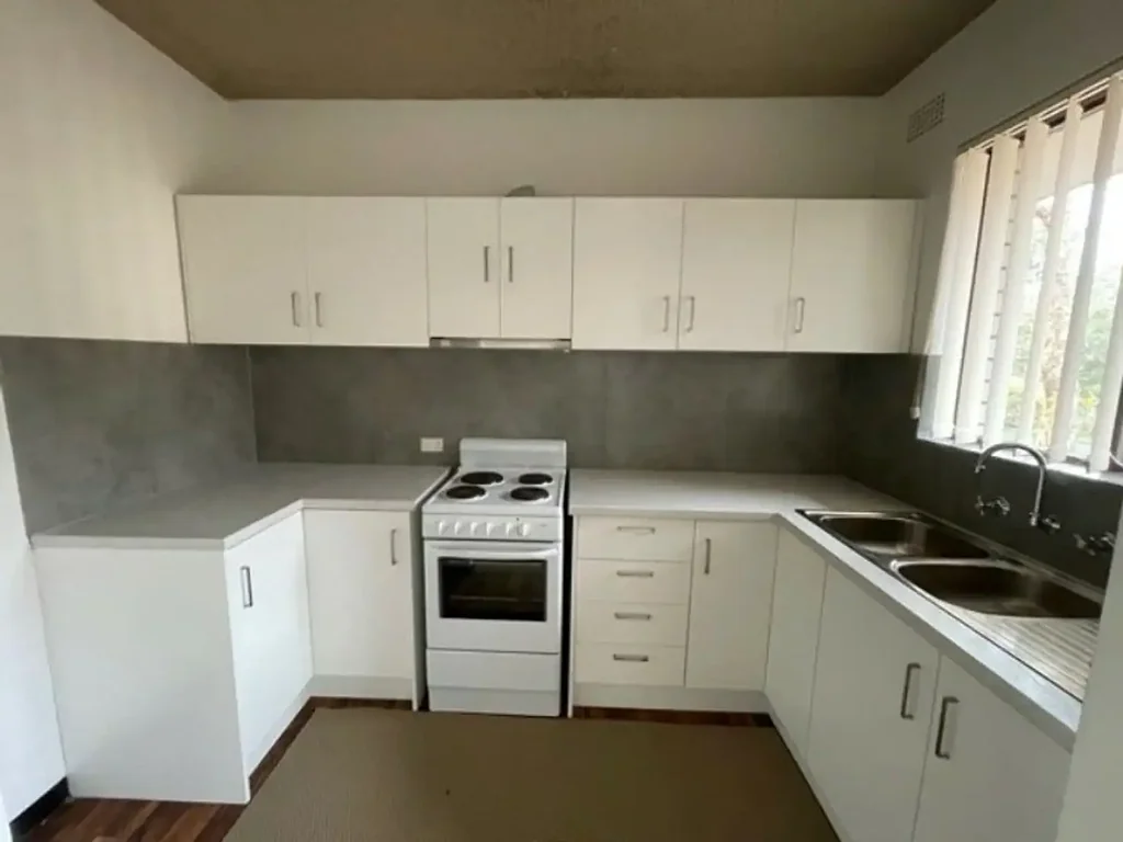 Spacious 1 Bedder with Modern Kitchen and Lock Up Garage