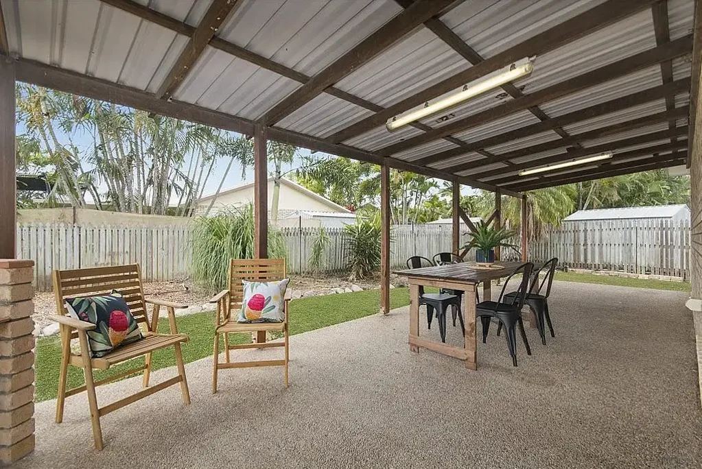 Quiet Location minutes to Shopping & Schools.