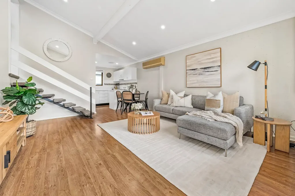 Singleton 2 Bedroom Stylish Split Level Unit in Prime Location!