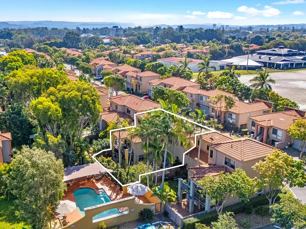 Clear Island Waters 3房  SAFE FAMILY LIVING CLOSE TO BEACH - SELLERS RELOCATING AFTER MANY YEARS