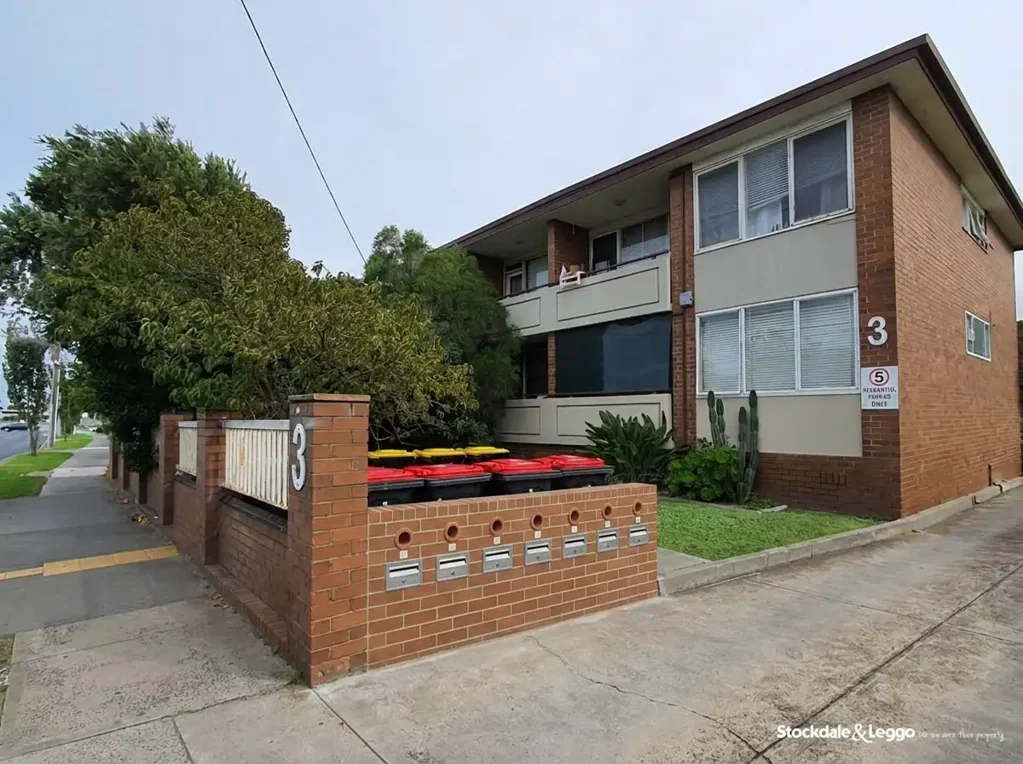 WALK TO MARKET AND CENTRAL DANDENONG