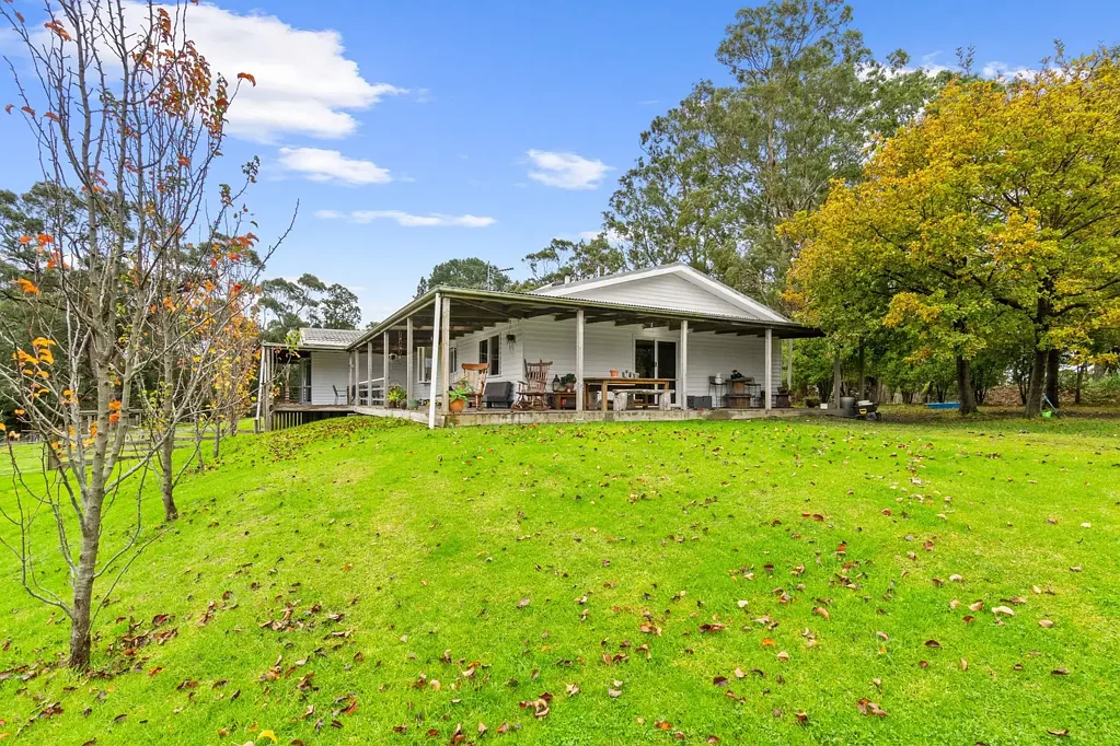 Traralgon 4房  Two Homes, 13-Acre Rural Retreat – You’ll Feel a World Away, Yet So Close to Traralgon