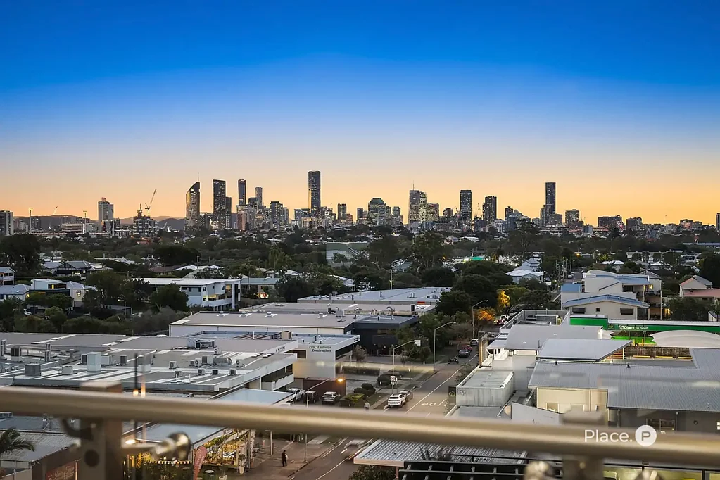Coorparoo 2房 六楼泳池景观 精心翻新公寓 开放式生活区 现代厨房电器 优质度假设施 市中心便捷生活 Elevated Poolside Living in the Heart of Coorparoo Square