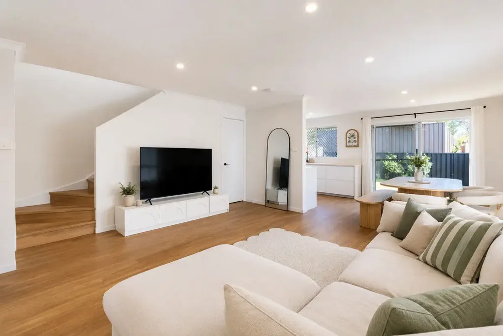 Modern Three Bedroom Townhouse in Quiet Complex