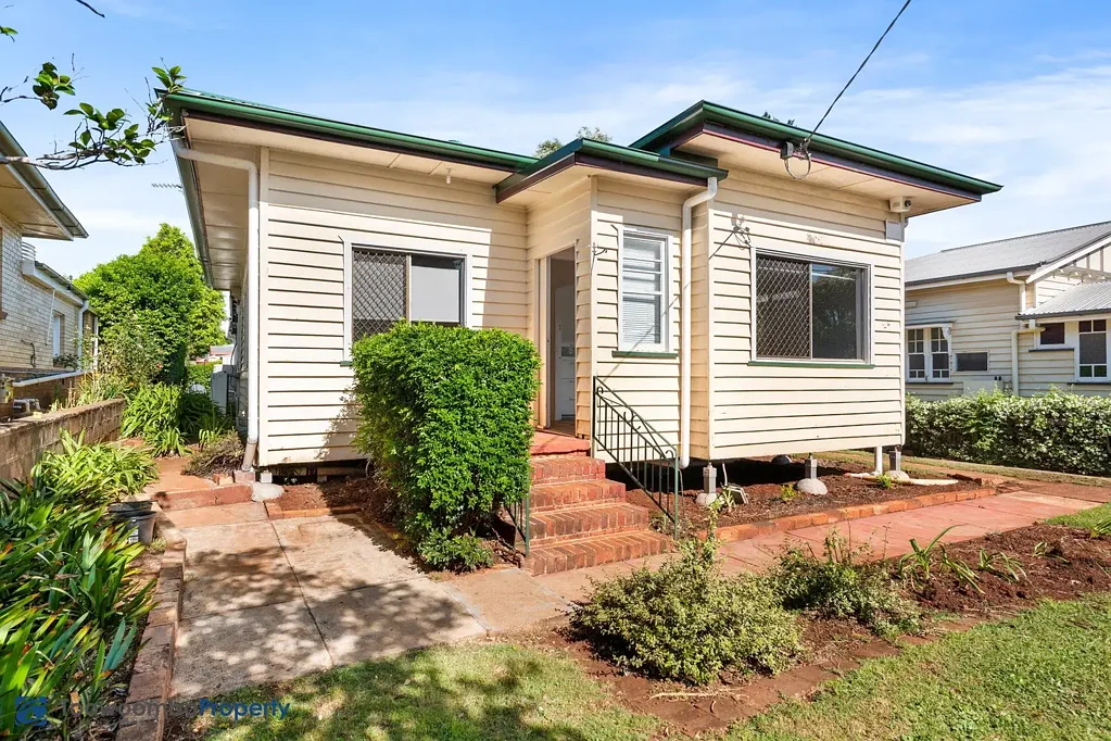 Stylish Family Home in Prime Mount Lofty Location