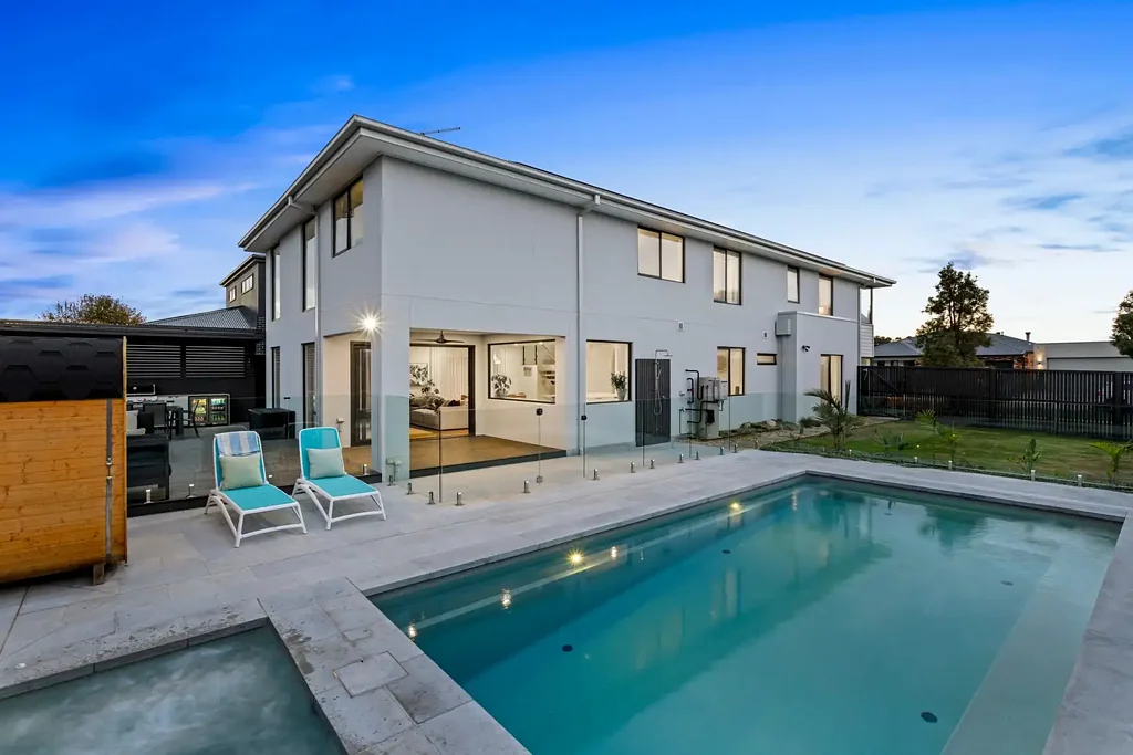 Torquay 5 Slaapkamer Family flexibility meets poolside luxury