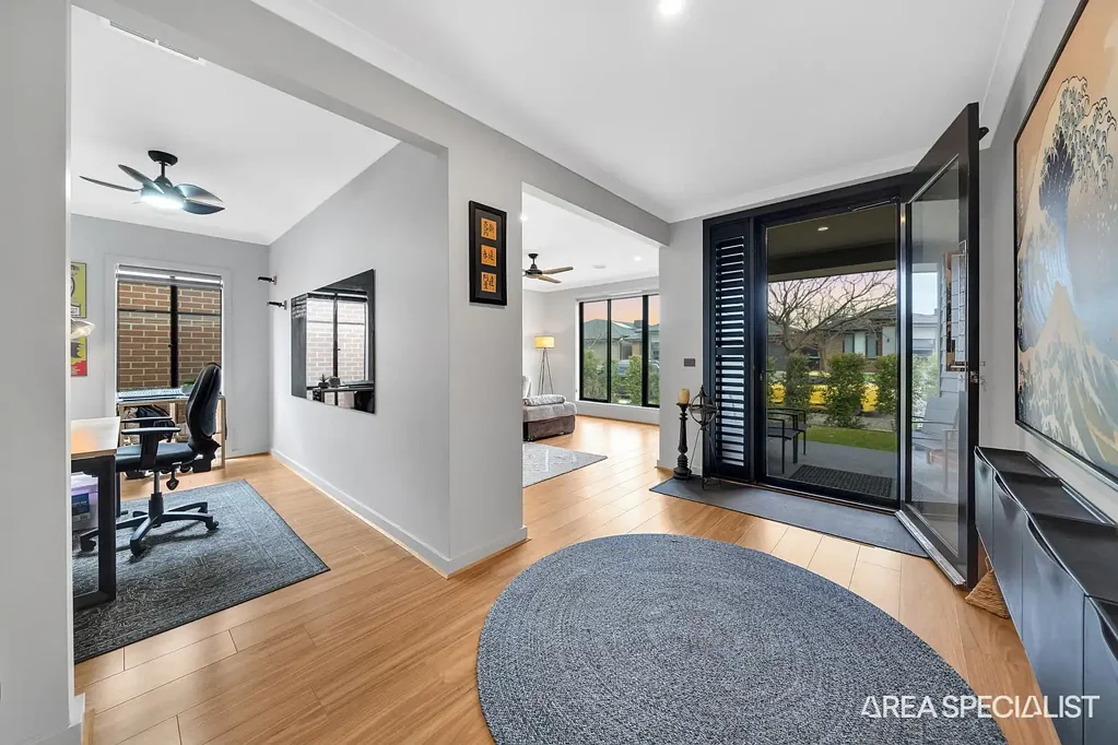 Weir Views 4房  THE BRIEF: CUSTOM BUILT WITH EXCEPTIONAL UPGRADES