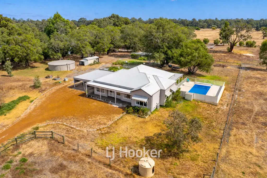 Dardanup West 4房  5 Acre Lifestyle Property complete with Rural Charm, Pool, Shed & Equine Facilit