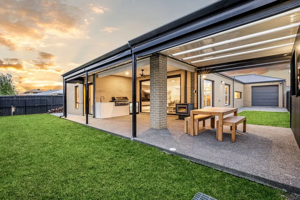 Armstrong Creek 4房  Exceptional Entertaining & Rear Roller Door Access!