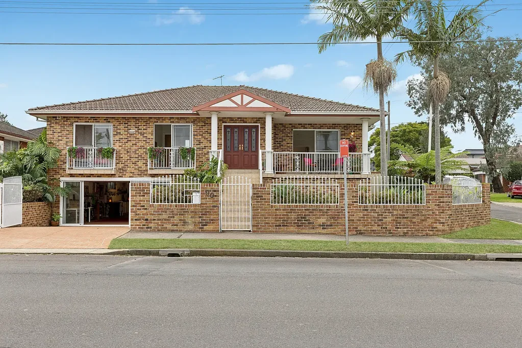 Mortdale 4房 阳光明媚 双入口  坚固双砖建筑
宽敞明亮 室内空间  下层可改建四车位车库
充足空间 可双居住  后露台花园
宽敞厨房 花岗岩台面  四室三卫
靠近商业区 公园 学校 Generous family home with vast multi-purpose level
