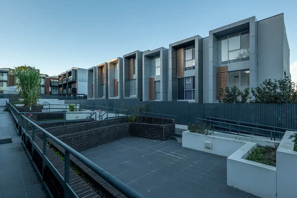Bankstown 3 Slaapkamer 3 Bedrooms | 3 Courtyards | 3 Parking…