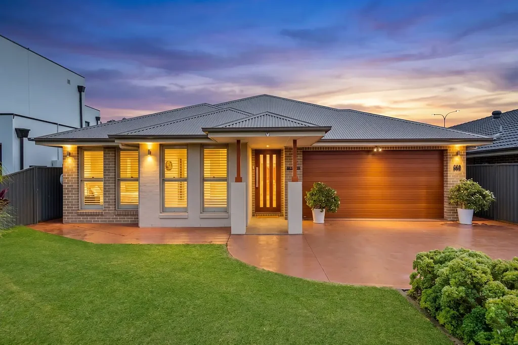 Denham Court 5બેડરૂમ Grand Single-Level Family Living Opposite Bushland Reserve