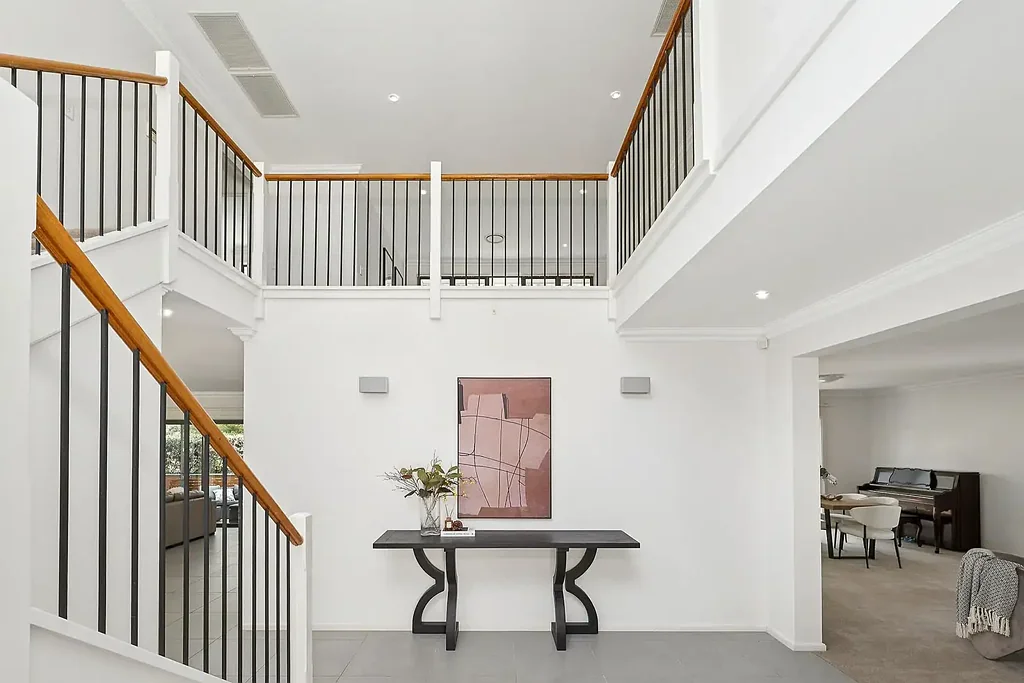 Wahroonga 4房 Mirvac精筑 832㎡易打理地块 开放式客餐区 高端石材厨房 Smeg电器 步行至车站学校 商店云集 Luxury Mirvac built, east-side family retreat