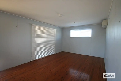 लिविंग रूम - 4 Dearden Place, Emerald, QLD 4720