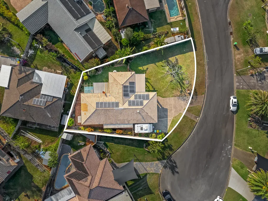 Helensvale 3chambre First Time Offered in 25 years - Packed with Opportunity!